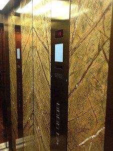 Кабина-лифта-с-отделкой-камнем2