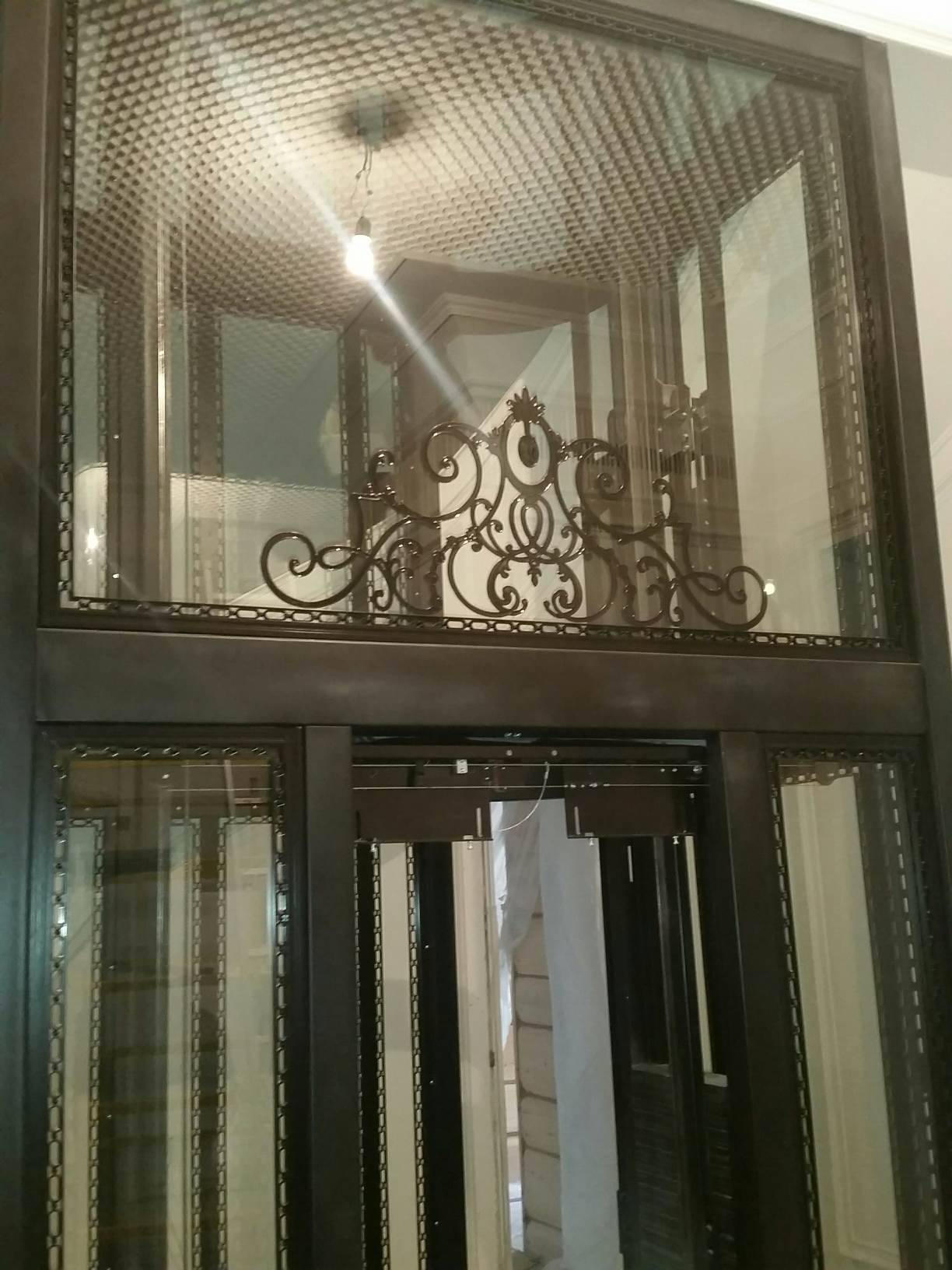 Роспись на стекле лифта, имитирующая натуральную ковку