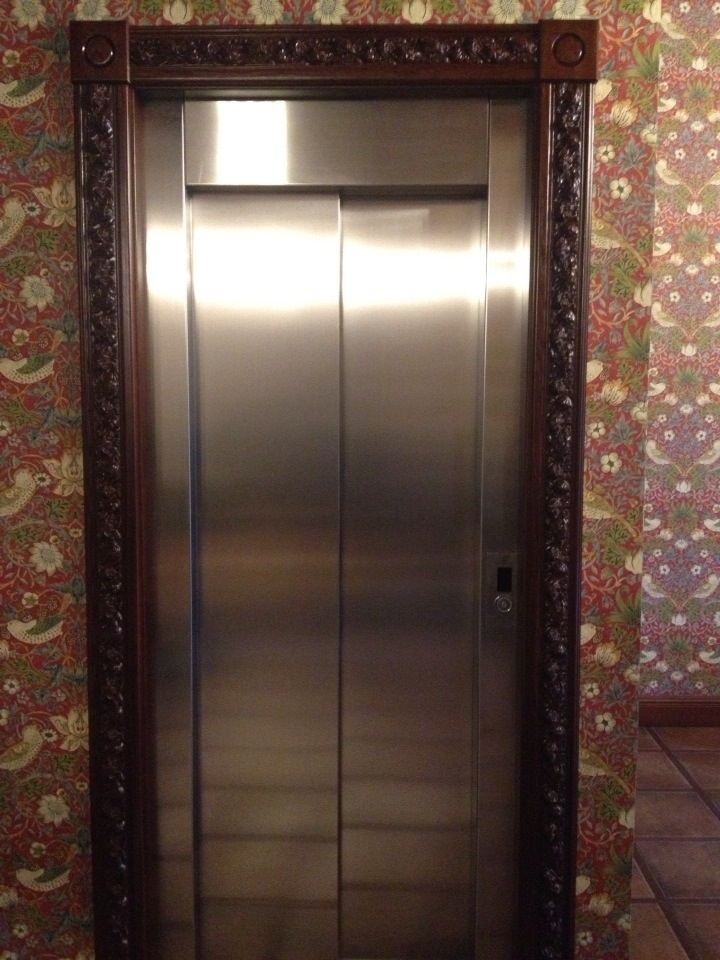 Металл в отделке лифтов